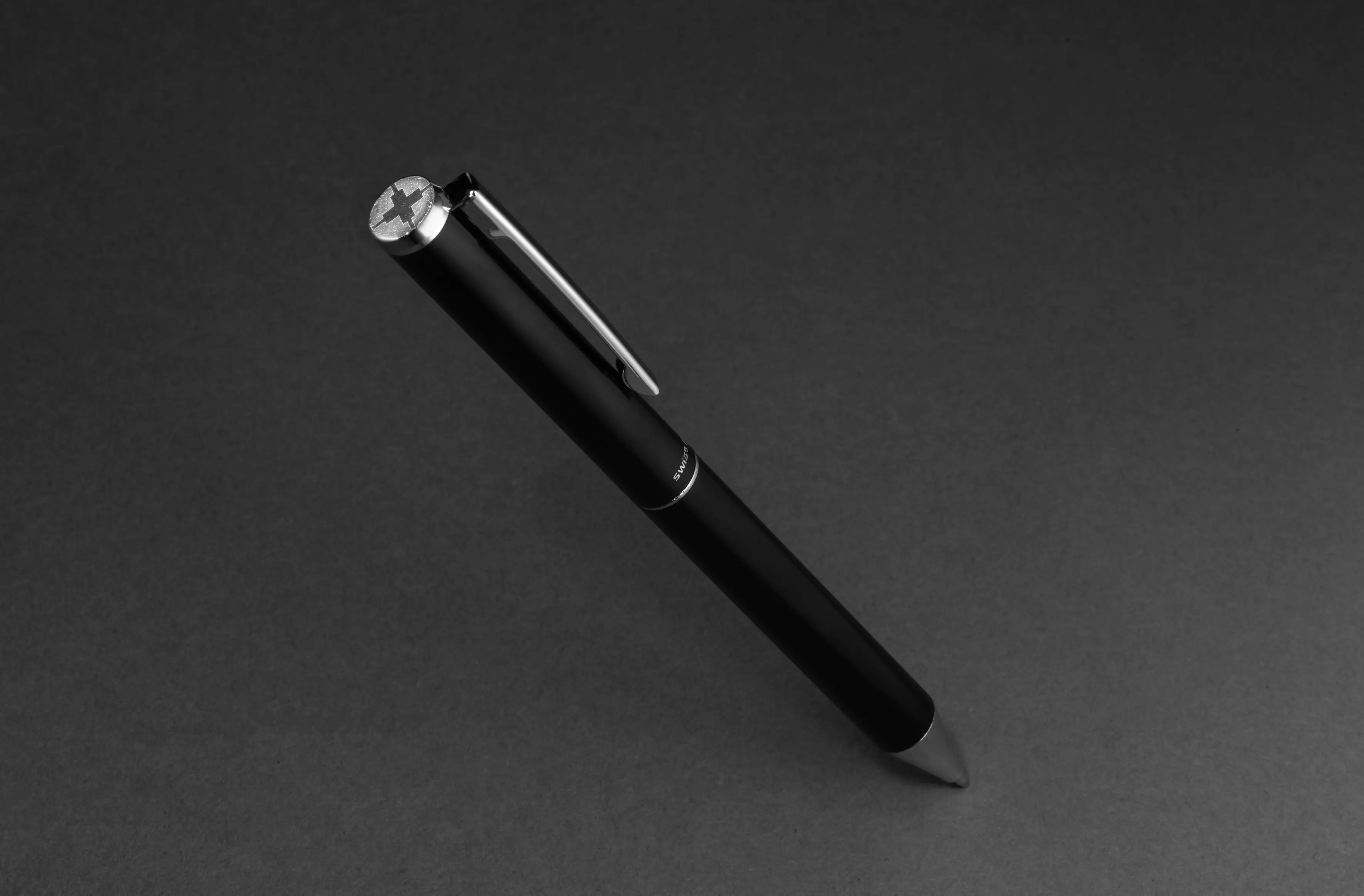 Ein schwarzer Kugelschreiber mit silbernem Clip