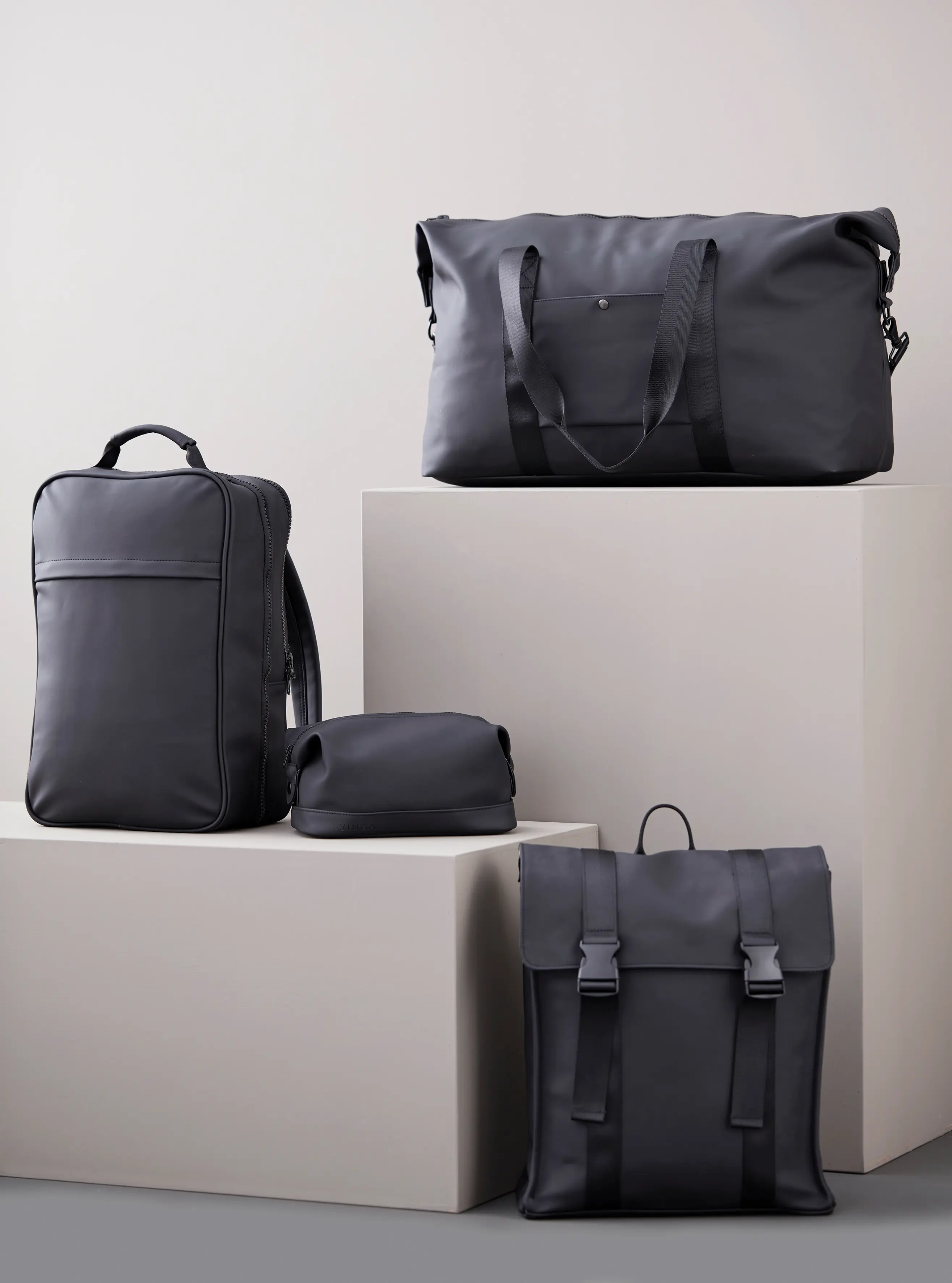 Vier schwarze Taschen in verschiedenen Größen